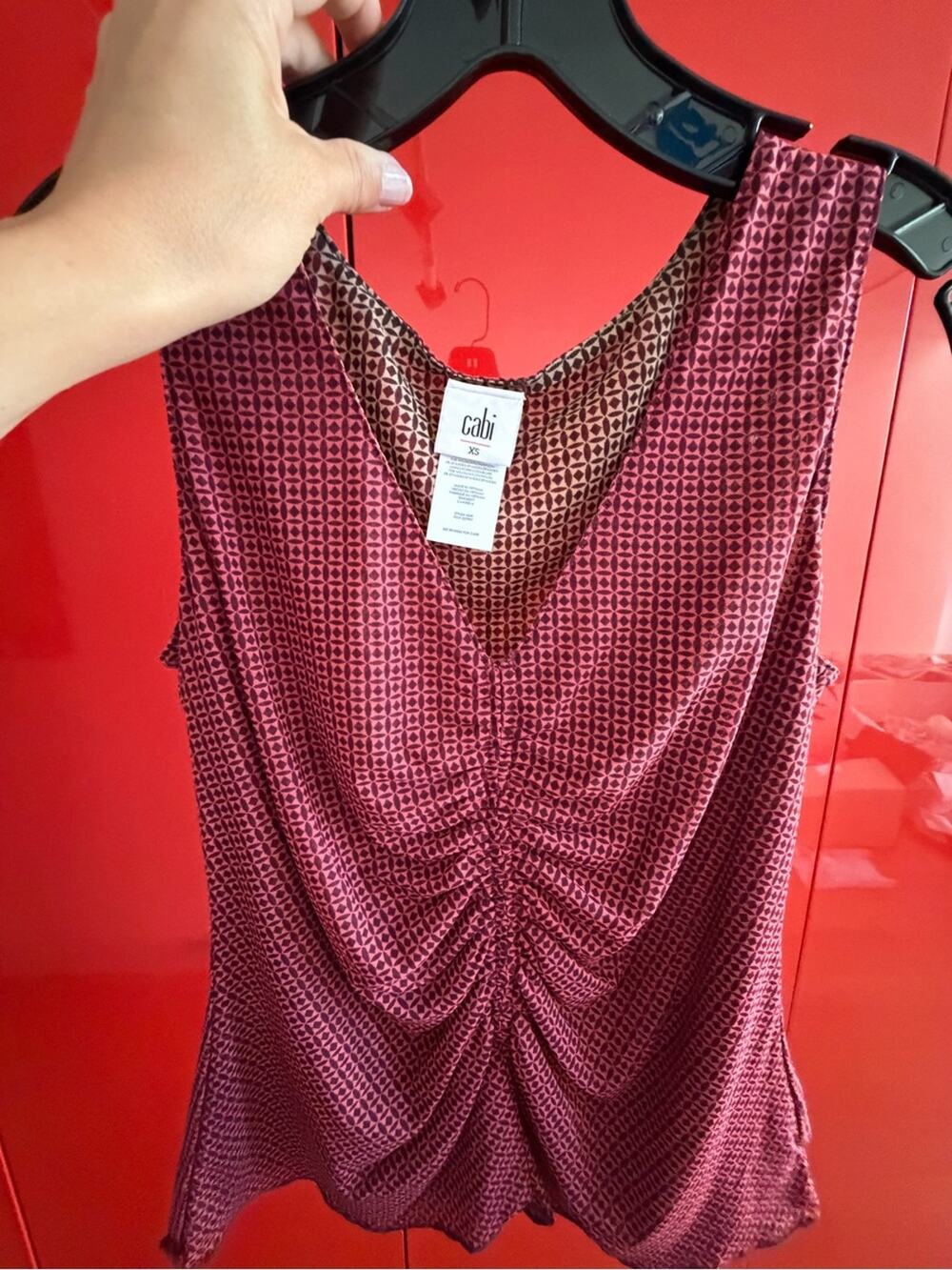 🗽CAbi Sleeveless Ruched V-Neck Shell in Burgundy and Black Geo